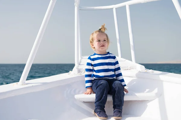 Jeune voyageur. Enfant marin mignon yacht journée ensoleillée. Garçon adorable marin rayé chemise yacht blanc Voyage autour du monde. Aventure de garçon marin voyageant mer. Bébé garçon profiter des vacances sur le bateau de croisière — Photo
