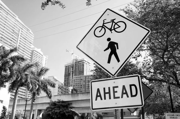 Verkeersborden aan road in miami, Verenigde Staten. Fiets- en voetgangersoversteekplaats vooruit waarschuwing. Vervoer verkeer en reizen. Waarschuwen en waarschuwen concept — Stockfoto