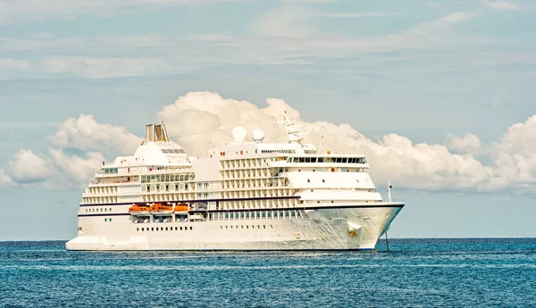 Grote luxe cruiseschip of voering — Stockfoto