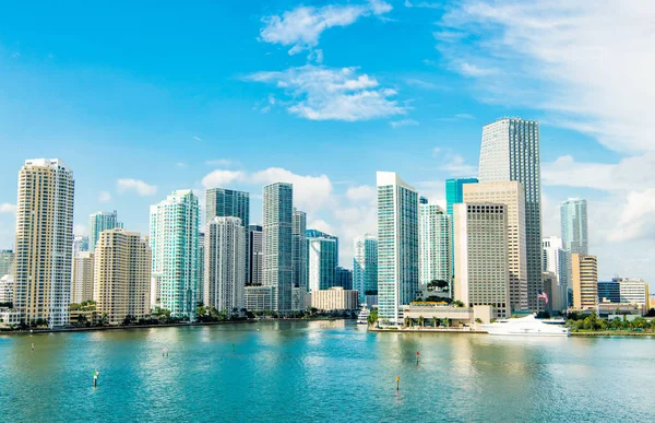 Miami, Paysage marin avec gratte-ciel à Bayside, centre-ville — Photo