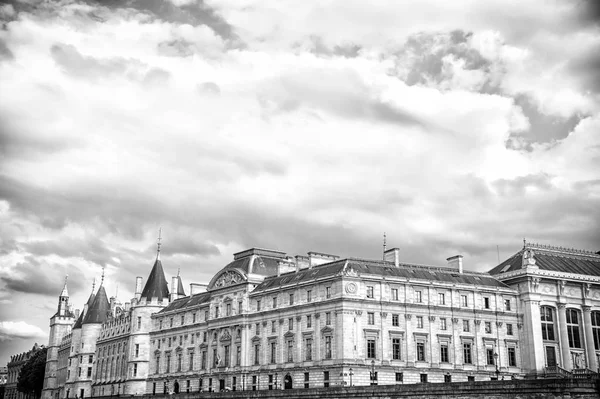 Palais de la Cite en París, Francia. Edificio palacio con torres en el cielo nublado. Monumento de arquitectura y diseño gótico. Vacaciones y ansia de viajar en la capital francesa —  Fotos de Stock