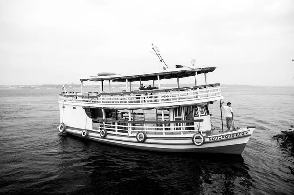 Manaus, Brasil - 04 de dezembro de 2015: cruzeiro de férias na paisagem marítima. Barco de recreio flutua ao longo da costa marítima. Férias de verão e viagens. Wanderlust descoberta e aventura. Conceito de transporte de água — Fotografia de Stock