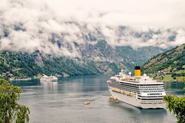 Kruiser schip in fjord, Norway.Luxury cruiseschip op de Noorse fjorden. — Stockfoto