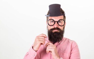 İşaretler senden daha zeki biri. Garantili Yolları zeki görünür. Senden daha zeki görünmek için hileler vardır. Hipster tutun karton silindir şapka ve gözlük daha akıllı beyaz arka plan bakmak için adam sakallı