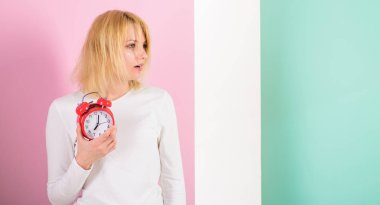 Saat kaç. Sağlığa zararlı uyku eksikliği. Oversleeping yan etkileri çok fazla zararlı uyuyor. Kız uykulu tousled saç tutar Çalarsaat uyandım. Hayat, kopya alanı üzerindeki etkileri kötü uyku alışkanlıkları