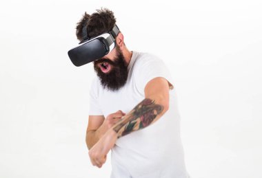 Sanal gerçeklik yenerek yüz bağırarak üzerinde hippi. Vr sakallı adam Dövüş, beyaz arka plan gözlük. Adam kafa ile ekran sanal gerçeklik mücadele monte. Sanal savaş kavramı