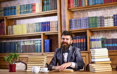 Sakallı adam dolu kitaplar