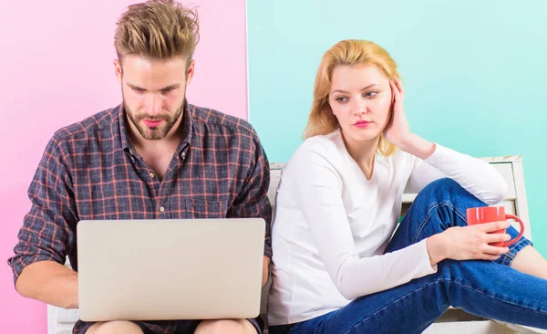 Sich einsam in seiner Nähe zu fühlen. Frau mit traurigem Gesicht sitzt neben Mann mit Laptop. Mädchen fühlt sich traurig Mann nicht auf sie achten. Mann beschäftigt Laptop arbeiten, während Freundin fühlt sich einsam in seiner Nähe. Ehebeziehungsproblem — Stockfoto