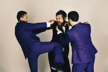 Liderler birbirlerini yumrukluyor ve açık gri arka planda tartışıyorlar