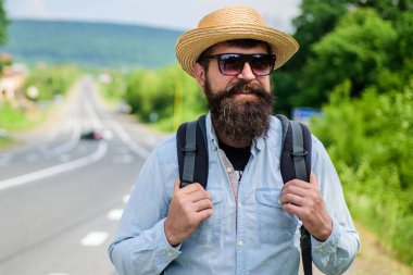 Deneyimli backpacker ipuçları. Adam hipster backpacker Otoban kenarında sakallı. Beni alırsın. Araba için bekliyor backpacker onu yine de sadece daha iyi noktada damla almak. Dost gezginler için bak