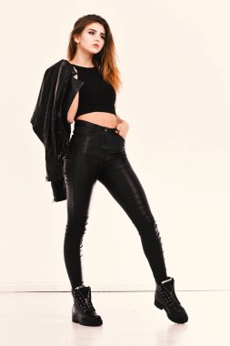 Emin yüz ve beyaz arka plan üzerinde vahşi tarzı kadın ile