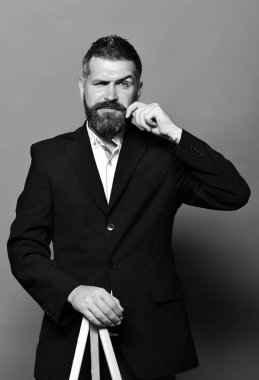 Profesör ile şık bir saç modeli ve kendinden emin yüz. Sakallı