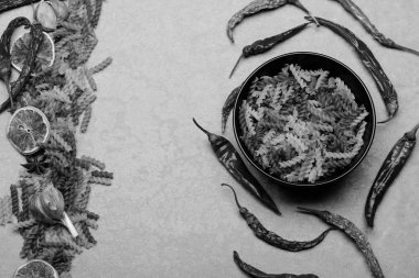 lezzetli renkli İtalyan Makarna, plaka ve malzemelerin dokulu arka plan üzerine