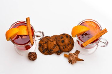 Baharatlar, üstten görünüm ile geleneksel mulled şarap. Sıcak şarap kavramı. Mulled şarap veya sıcak içecek gözlük ve çerezleri. Gözlük mulled şarap veya elma şarabı ve beyaz arka plan üzerinde tatlılar ile