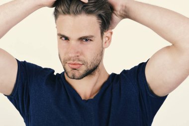 Mavi tshirt kıl herif. Adil saçlı adam