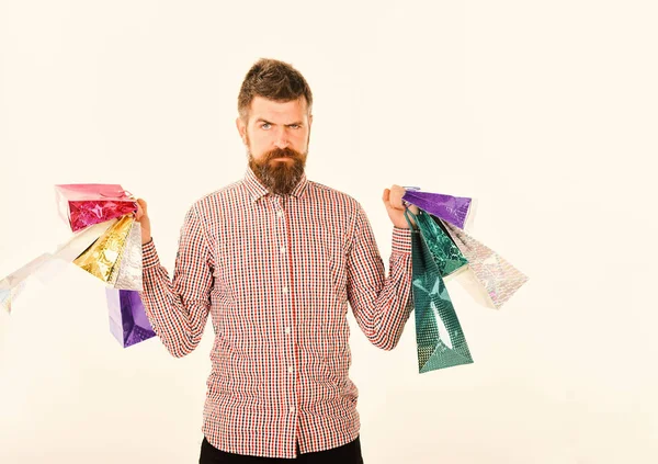 El tipo con camisa a cuadros tiene bolsas de compras. Compras y venta — Foto de Stock