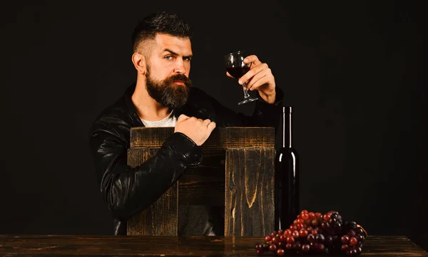 Winetasting and degustation concept. Sommelier leans on wooden chair. — Stock Photo, Image