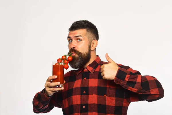 Mann mit Bart trinkt Tomatensaft isoliert auf weißem Hintergrund. — Stockfoto