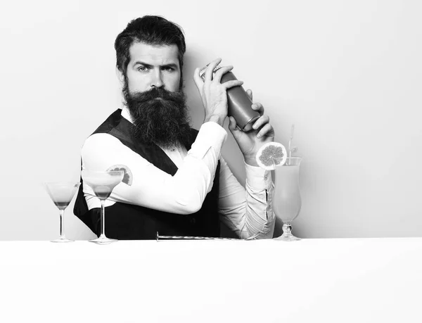 Gerçekten yakışıklı sakallı barmen. — Stok fotoğraf