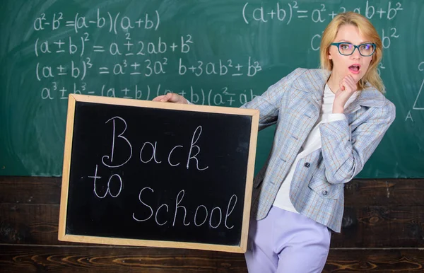 Début de la nouvelle saison scolaire. La maîtresse tient l'inscription au tableau noir à l'école. Dame éducatrice en classe vous demande prêt à étudier. Le professeur accueille l'année scolaire. Êtes-vous prêt à étudier ? — Photo