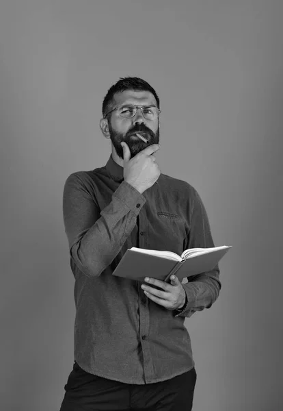 Profesor con cara de pensar. Libro de texto en color azul —  Fotos de Stock