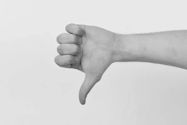 La mano masculina muestra el pulgar hacia abajo. Concepto de lenguaje corporal . — Foto de Stock