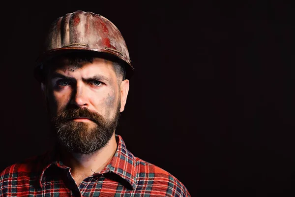 Byggare eller reparatör med tjockt skägg. Arbetare med brutal image — Stockfoto