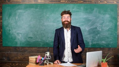 Eğitim hikayeler anlatmaya. Öğretmen sakallı adam ilginç hikaye anlatayım. Öğretmen ilginç muhatap en iyi arkadaşım. Öğretmen karizmatik hipster stand tablo sınıf kara tahta arka plan