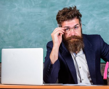 Sınav şüpheler tam tablo kara tahta arka plan otur. Zor examinator mark hakkında tereddüt. Bilgi emin değilim. Sakallı sınav öğretmen gözlük ile tereddüt. Okul sınav kavramı