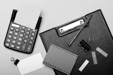 Kırtasiye ve hesap makinesi. Yapışkan notların yanında klasörü olan kartvizit