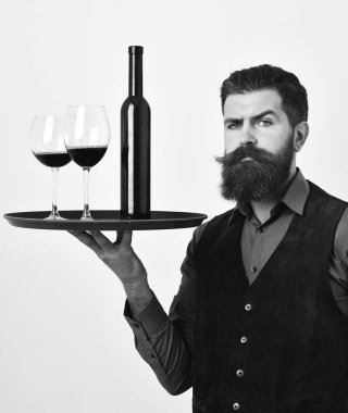 Barmen ciddi bir yüz ile alkollü içki tutar