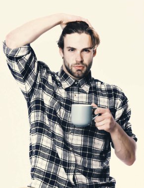 yakışıklı adam beyaz arka plan üzerinde izole Kupası