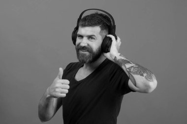 Sakallı ve gülen yüzlü şarkıcı müziği sever..