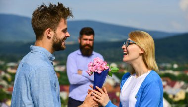 Kıskanç koca bekledikten arka plan üzerinde izlerken sırasında dating aşık çift. Çift romantik tarih sevgilisi mevcut buket çiçekler. Açık toplantı aşık romantik ilişkiler flört. Karşılıksız aşk kavramı