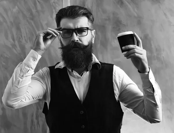 Homme barbu, brutal hipster caucasien avec moustache tenant tasse de café — Photo