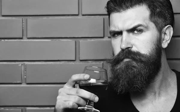 Macho met serieuze gezichtsdrankjes brandy of whiskey — Stockfoto