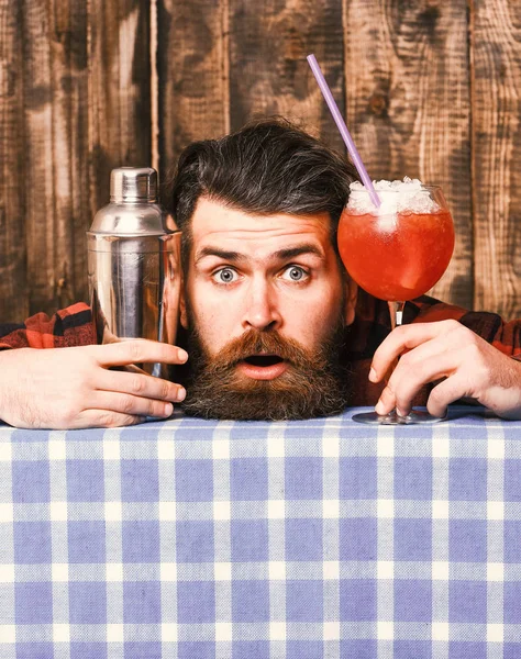 Koktajle i koncepcja alkoholu. Barman z brodą i zaskoczony — Zdjęcie stockowe
