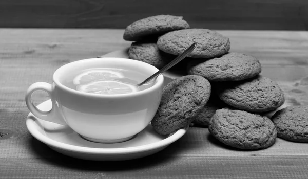 Havermoutkoekjes als smakelijk gebak voor een kopje thee — Stockfoto