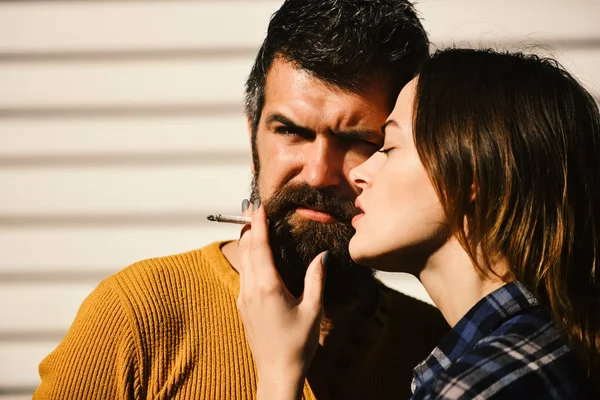 Hombre y mujer con caras serias sobre fondo blanco a rayas —  Fotos de Stock
