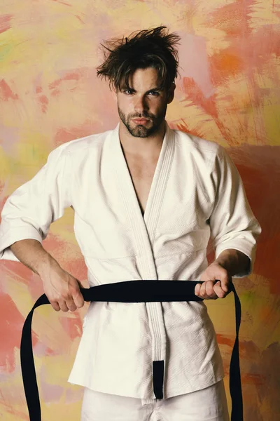 Karate fighter z silnym nadwoziem przygotowuje się do walki. — Zdjęcie stockowe