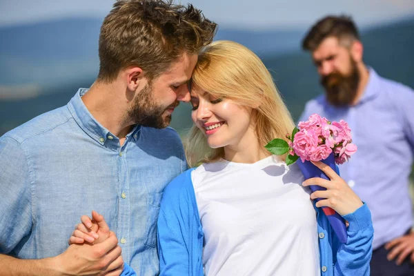 Pareja enamorada feliz citas, hombre barbudo celoso viendo esposa engañándolo con amante. Concepto de corazón roto. Un par de amantes románticos flirteando. Los amantes de la reunión al aire libre coquetear relaciones románticas —  Fotos de Stock