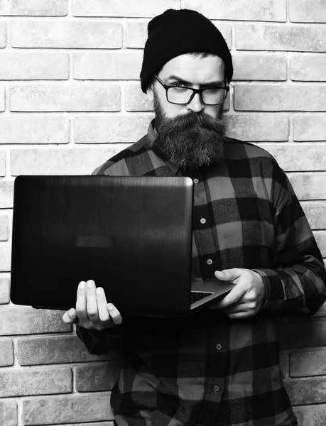 Barbudo brutal caucasiano hipster segurando laptop — Fotografia de Stock