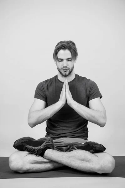 Man mediteren op yoga mat, ontspannen. Sportman in lotus houding, meditatie. Yoga, ontspanning, meditatie, zen, chakra lotus vrede — Stockfoto