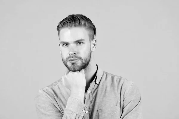 Un type avec une barbe élégante avec la main. Homme barbu avec une peau jeune et saine. Macho avec visage non rasé et moustache. Toilettage de la barbe et soins des cheveux dans le salon de coiffure. Concept beauté Soins de la peau et Hommes — Photo