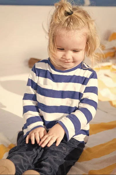 Küçük bebek çocuk mutlu yüz güneşli yaz ile — Stok fotoğraf