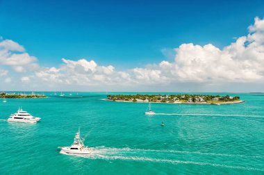 Key West, Florida yeşil ada tarafından yüzen turistik yatlar