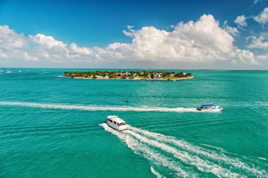 Key West, Florida yeşil ada tarafından yüzen turistik yatlar