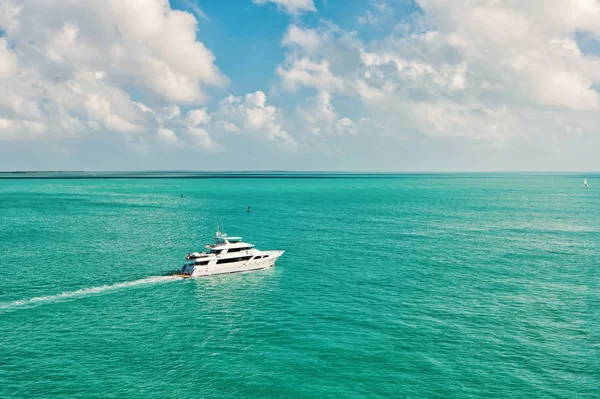 Yate o barco flotando en agua turquesa soleado verano al aire libre — Foto de Stock