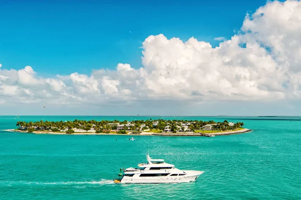 Touristisches Boot, das an einer grünen Insel im Westen Floridas schwimmt — Stockfoto