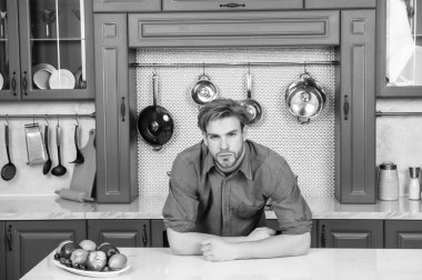 Masasında taze meyve tabağı olan adam, vitamin.